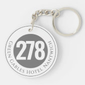 Hotel Name Plus Zimmernummer auf einem Schlüsselan Schlüsselanhänger (Rückseite)