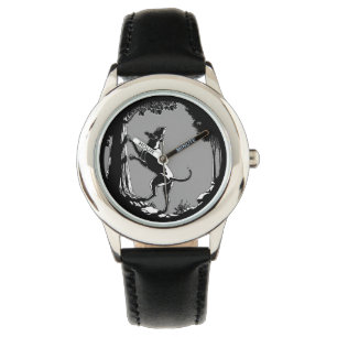 Hound Hund beobachtet Kindermädchen, wie sie ihre  Armbanduhr