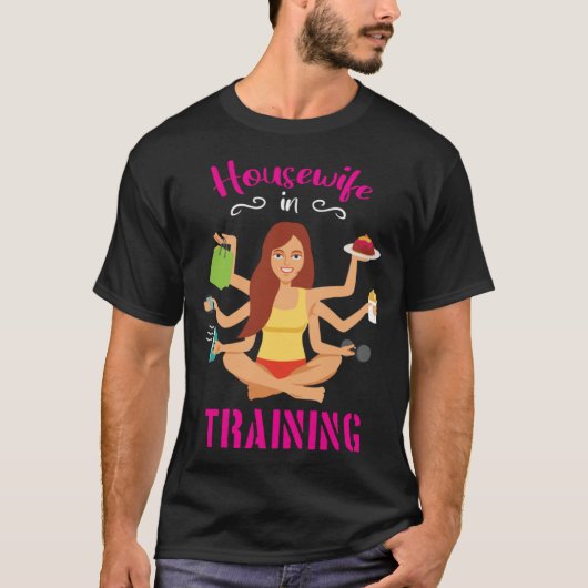 Housewife In Training Graphic T-Shirt (Vorderseite)
