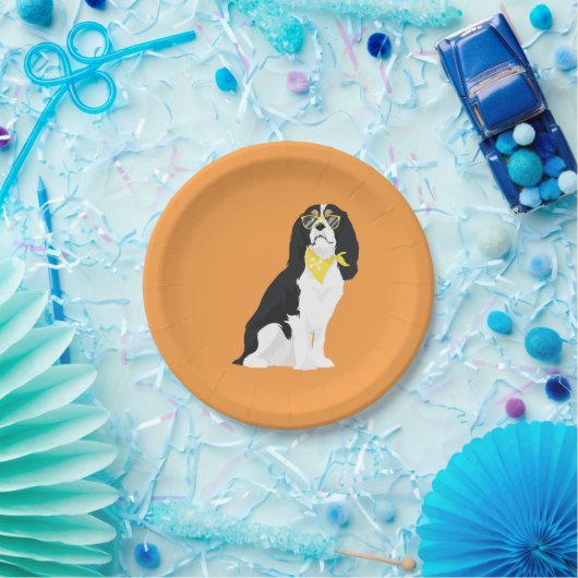 Houston der Tri Farbeunbekümmerte Spaniel-Hund Pappteller (Party)