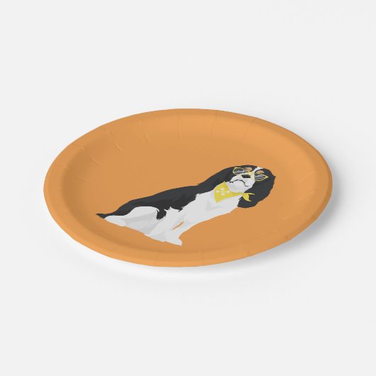 Houston der Tri Farbeunbekümmerte Spaniel-Hund Pappteller (Schrägansicht)