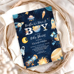 Houston, wir haben eine Junge Außenraumdusche Einladung<br><div class="desc">Lassen Sie sich mit unserer Space Outer Baby Shower Navy Einladung zum Feiern verzaubern! Diese himmlische Einladung ist perfekt für Eltern, die unterwegs über dem Mond sind und ihren Kleinen auf dem Weg sind. Sie bietet einen traumhaften marineblau-blauen Hintergrund mit funkelnden Sternen, Planeten und einem charmanten Raketenschiff-Design. Features: Elegantes Design:...</div>