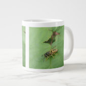 Hoverfly auf der Leaf-Tasse Jumbo-Tasse (Vorderseite Rechts)