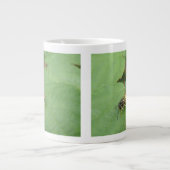 Hoverfly auf der Leaf-Tasse Jumbo-Tasse (Vorderseite)