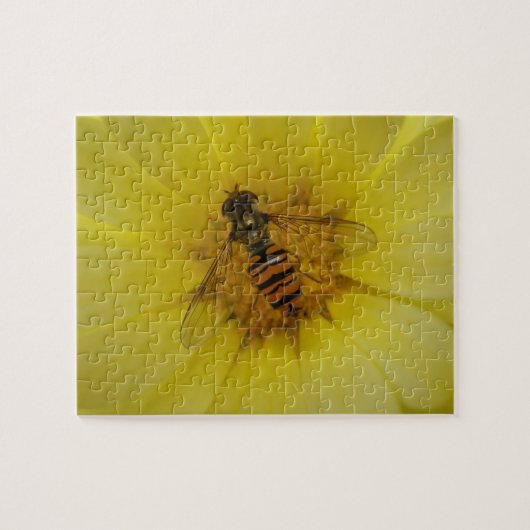 Hoverfly auf einem Marigold Puzzle (Horizontal)