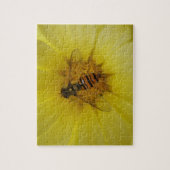 Hoverfly auf einem Marigold Puzzle (Vertikal)