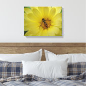 Hoverfly auf einer Marigold Canvas Print Leinwanddruck (Insitu (Schlafzimmer))