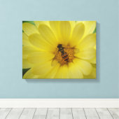 Hoverfly auf einer Marigold Canvas Print Leinwanddruck (Insitu (Holzboden))