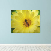 Hoverfly auf einer Marigold Canvas Print Leinwanddruck (Insitu (Holzboden))