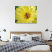 Hoverfly auf einer Marigold Canvas Print Leinwanddruck (Insitu (Schlafzimmer))