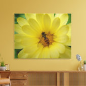 Hoverfly auf einer Marigold Canvas Print Leinwanddruck (Insitu (Wohnzimmer))