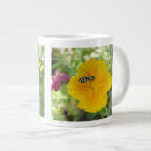 Hoverfly und kalifornische Poppy-Tasse Jumbo-Tasse (Vorderseite Rechts)