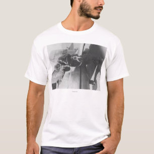 Howard Hughes Pilot beim Einsteigen in das Flugzeu T-Shirt