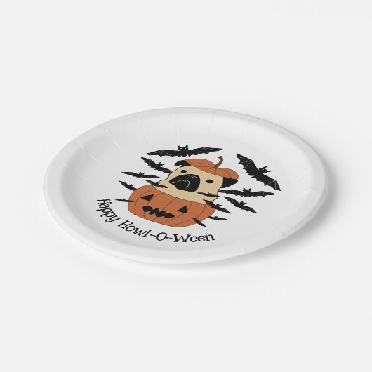 Howl-O-Ween-Mops in einem Jack-O-Lantern mit Flede Pappteller (Schrägansicht)