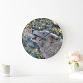 Howling Arctic Gray Wolf Portrait Große Wanduhr (Zuhause)