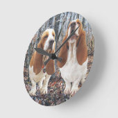 Howling Basset Hound Woodland Clock Runde Wanduhr (Winkel)