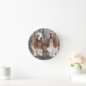 Howling Basset Hound Woodland Clock Runde Wanduhr (Zuhause)