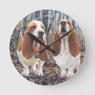 Howling Basset Hound Woodland Clock Runde Wanduhr