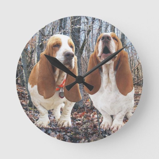 Howling Basset Hound Woodland Clock Runde Wanduhr (Vorderseite)