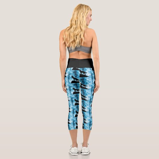 Howling Winter Wolf schneeblaues Abstraktes Muster Capri Leggings (Rückseite)