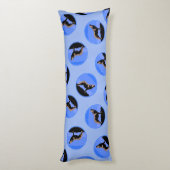 Howling Wolf im Winter - Original Wildlife Art Seitenschläferkissen (Rückseite (Vertikal))