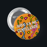 Hoy es mi cumpleaños Birhday auf Spanisch Button<br><div class="desc">Hoy es mi cumpleaños Es ist mein Geburtstag auf Spanisch mit bunten Party Konfetti Design. Ideal für das Party am Arbeitsplatz oder für Spanischlehrer.</div>