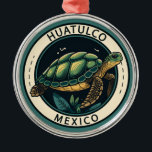 Huatulco Mexico Turtle Abzeichen Ornament Aus Metall<br><div class="desc">Huatulco Vektorgrafik Design. Es ist bekannt für seine prähispanischen Ruinen im nahegelegenen Parque Öko-Arqueológico Copalita,  einschließlich eines zeremoniellen Zentrums mit einem großen Steintempel und einem Ballplatz.</div>