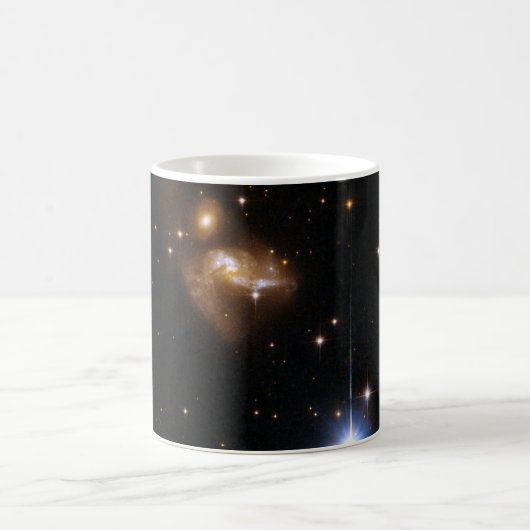 Hubble-Galaxie IRAS 21101 Kaffeetasse (Mittel)