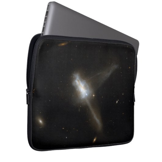 Hubble-Interagiergalaxie IC 883 Laptopschutzhülle (Vorne Rechts)