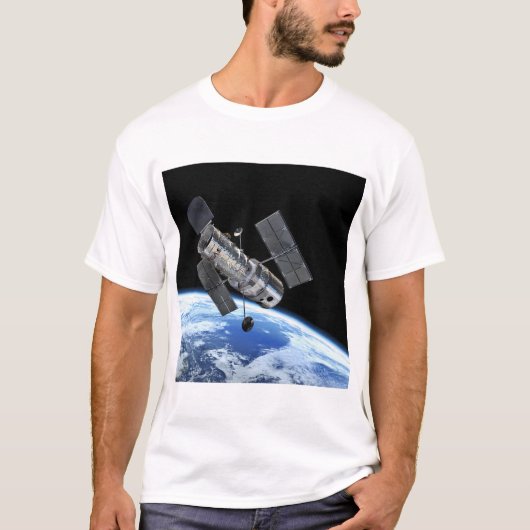 Hubble-Weltraumteleskop im Erdumlaufbahn-NASA-Foto T-Shirt (Vorderseite)