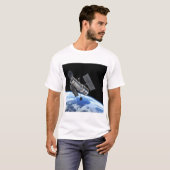 Hubble-Weltraumteleskop im Erdumlaufbahn-NASA-Foto T-Shirt (Vorne ganz)