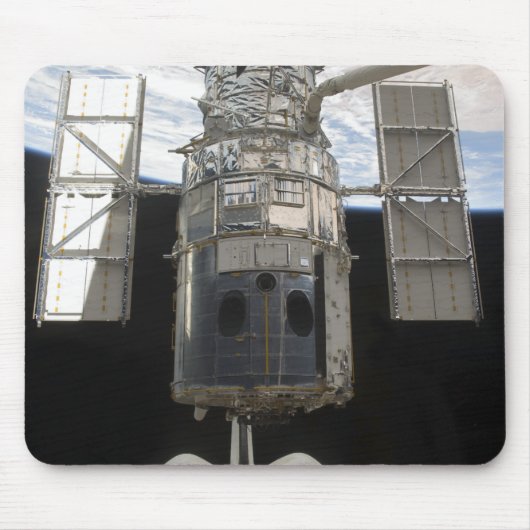 Hubble-Weltraumteleskop in der Frachtbucht von Atl Mousepad (Vorne)