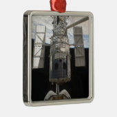 Hubble-Weltraumteleskop in der Frachtbucht von Atl Ornament Aus Metall (Rechts)