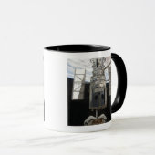 Hubble-Weltraumteleskop in der Frachtbucht von Atl Tasse (VorderseiteRechts)