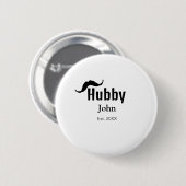 Hubby Ehemann Name Datum Jahr Schnurrbart einfach Button (Vorne & Hinten)