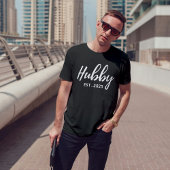 Hubby White Script "EST 202X" - Moderne Trauzeugen T-Shirt