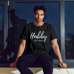 Hubby White Script "EST 202X" - Moderne Trauzeugen T-Shirt<br><div class="desc">Feiern Sie mit diesem stilvollen und personalisierten "Hubby Est" den Bräutigam. 202X" Trauzeugen Bachelor Party Shirt. Dieser schwarze T - Shirt zeichnet sich durch ein modernes und elegantes Design aus und ist somit ein Muss für jede Vorhochzeit. Aus hochwertigem, komfortablem Stoff gefertigt, ist es perfekt für einen Abend mit den...</div>