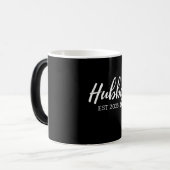 Hubby White Script "EST 202X" - Moderne Trauzeugen Verwandlungstasse (Vorderseite Links)