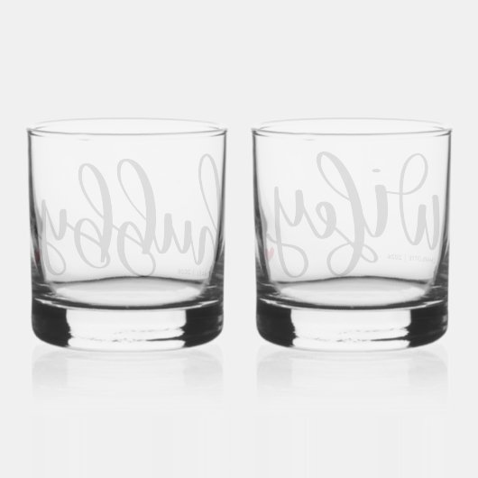 Hubby Wifey Couple Typografie Design Custom Whiskyglas (Rückseite)