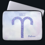 Hübsch Aries Astrologie Signieren Personalisiert L Laptopschutzhülle<br><div class="desc">Diese hübsche,  personalisierte lila und Lavendel Aries Laptop-Hülle zeigt Ihr astrologisches Zeichen aus dem Zodiac in einem schönen Funkeln wie die Sternbilder. Passen Sie dieses niedliche Geschenk mit Ihrem Namen in einem wunderschönen kursiven Skript für jemanden mit einem späten März oder Anfang April Geburtstag.</div>