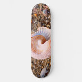 HÜBSCH BEACH FOTO PINK MUSCHEL AUF BROWNEN PEBBLES SKATEBOARD (Vorderseite)