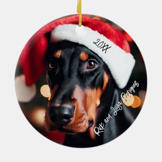 Hübsch Black und Tan Doberman mit Weihnachtsmannmü Keramik Ornament (Hinten)