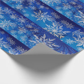 Hübsch Blau und Kristallweiße Schneeflocken - Gesc Geschenkpapier (Ecke)