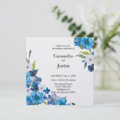 Hübsch Blue Floral Wedding Einladung (Stehend Vorderseite)