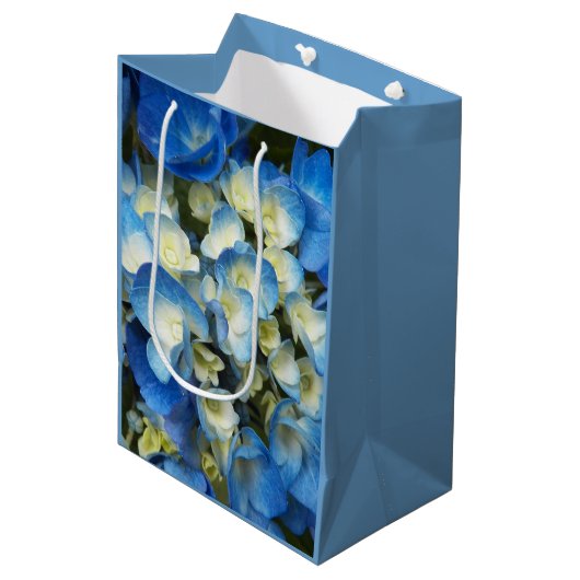 Hübsch Blue Hydrangea Floral Mittlere Geschenktüte (Vorderseite Schrägansicht)