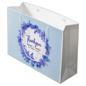 Hübsch Blue Hydrangeas Script Wedding Vielen Dank Große Geschenktüte (Rückseite Schrägansicht)