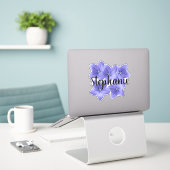 Hübsch Blue Monogram Name Blume Nature Modern Aufkleber (Laptop auf Schreibtisch)