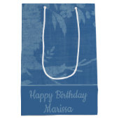 Hübsch Blue on Blue Floral Background Mittlere Geschenktüte (Rückseite)