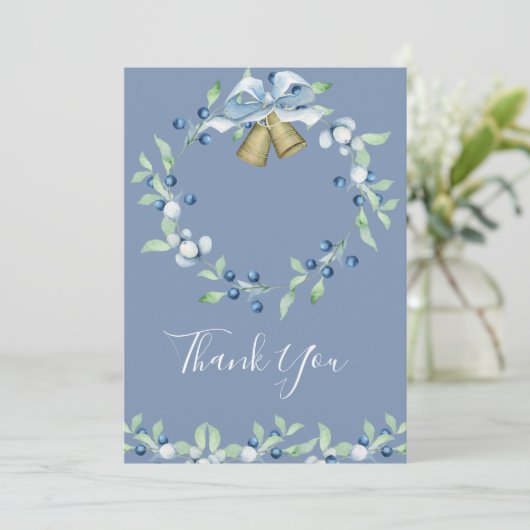 Hübsch Blue Wreath Floral Elegantes Script Hochzei Dankeskarte (Stehend Vorderseite)