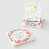 Hübsch Blush Pink Blumenkranz Niedliche Typografie Steinuntersetzer (Seitenansicht)